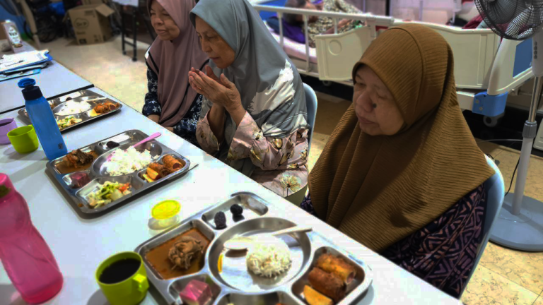 Warga Emas BerpuasaWarga Emas Berpuasa: Ibadah Penuh Hikmah, Kesabaran dan Kesejahteraan Warga Emas Berpuasa